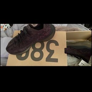 380 Yeezey shoes. Never worn. Size 6 women or 5.5 in men